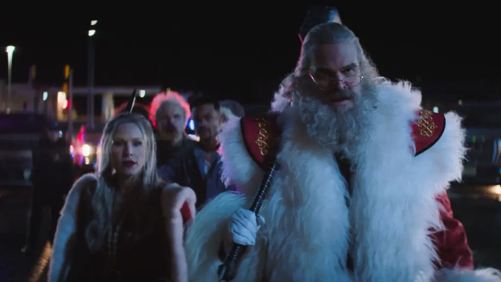 David Harbour dan Kristen Bell berpose bersama sebagai Santa Claus dan Mrs. Claus dalam sekuel VIOLENT NIGHT 2.