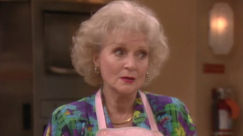 Rose Nylund memandang seseorang dengan skeptis dari kejauhan