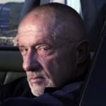 Sebelum Jadi Ikonik di Breaking Bad, Jonathan Banks Pernah Bintangi Sitkom Terlupakan dari Era '90an!