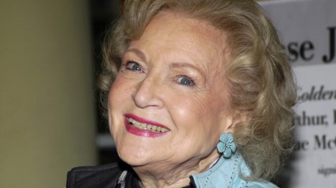Karakter Rose dari Golden Girls, yang diperankan oleh Betty White, Ternyata Muncul di Tiga Sitkom Lain!