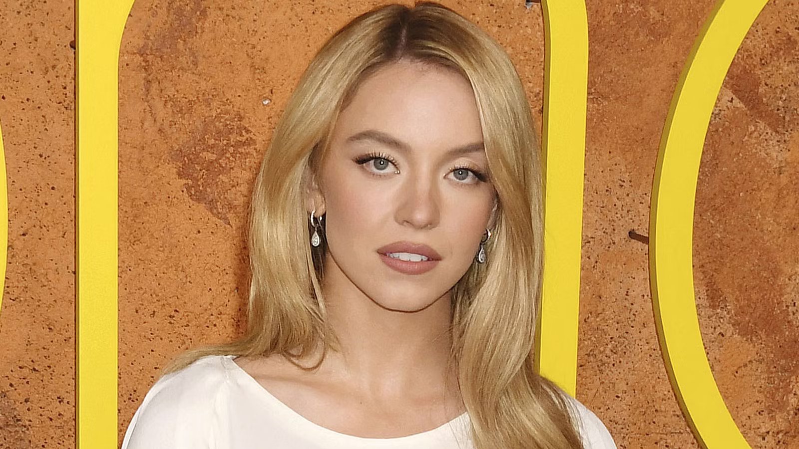 Sydney Sweeney di Sequel ‘Housemaid’: Resmi Rekrut Bintang Favorit ‘Hunting Wives’!