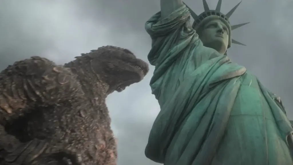 Godzilla berjalan di samping Patung Liberty yang ikonis di New York.