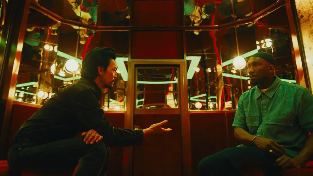 Mahershala Ali berperan sebagai pembunuh Muslim yang taat, menghadiri pertemuan rahasia dengan pemimpin kultus Kristen jahat yang diperankan oleh John Cho di YOUR MOTHER YOUR MOTHER YOUR MOTHER.