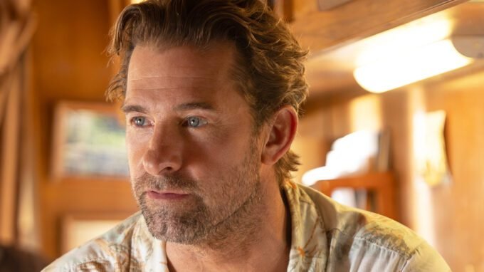 Scott Speedman Ungkap Detil Menarik Episode Perdana Season 2 R.J. Decker!