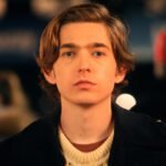 Austin Abrams dari Resident Evil Bintangi Serial Natal Menggemaskan yang Tersedia di Netflix!