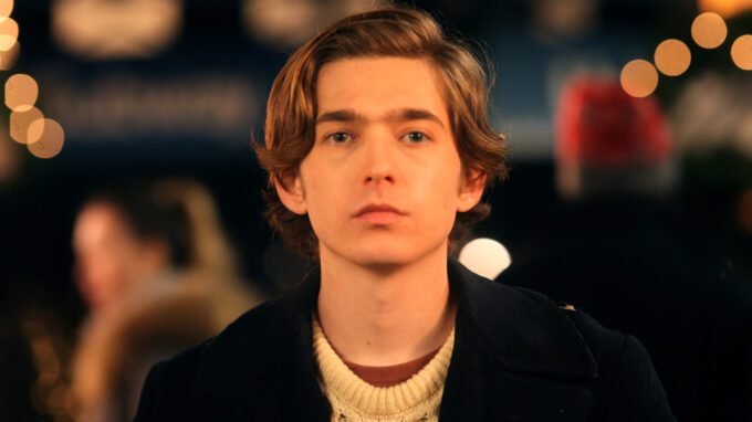 Austin Abrams dari Resident Evil Bintangi Serial Natal Menggemaskan yang Tersedia di Netflix!