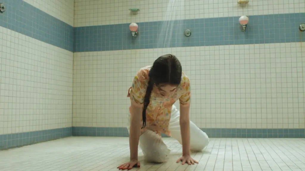 Summer H. Howell sebagai remaja canggung Carrie White menangis di pancuran gym sekolah dalam series CARRIE di Prime Video.