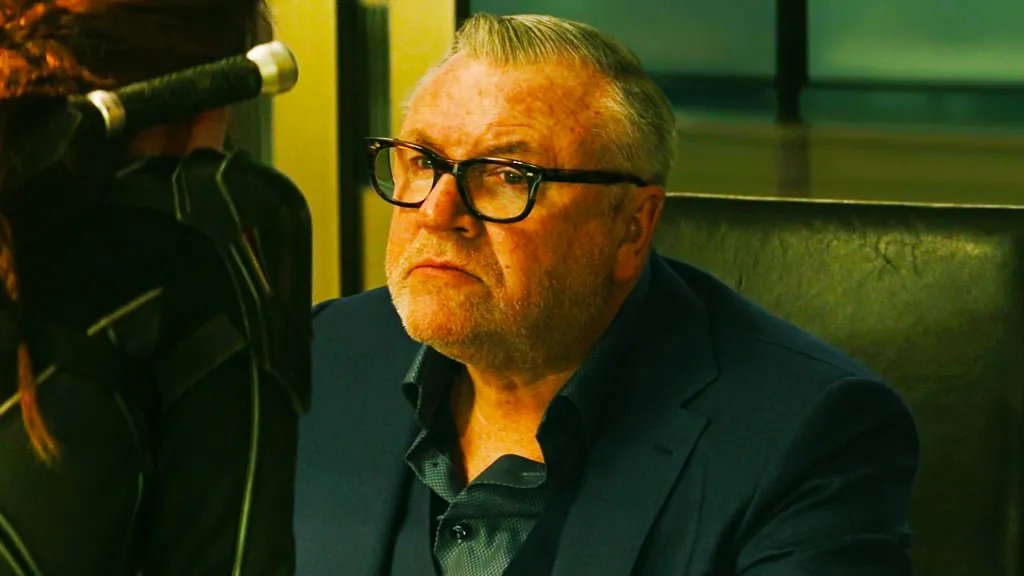 General Dreykov berbicara dengan Natasha Romanoff di Black Widow