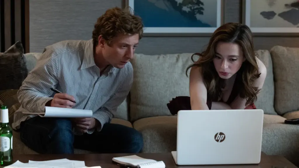 Jeremy Allen White sebagai jurnalis investigasi Jeff Horwitz dan Mikey Madison sebagai whistleblower Facebook Frances Haugen mencatat dan merencanakan cerita bersama.