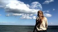 15 Tahun Berlalu, Drama Sci-Fi 10/10 Ini Masih Layak Diperhatikan! Wajib Tonton bagi Para Penggemar The OA!