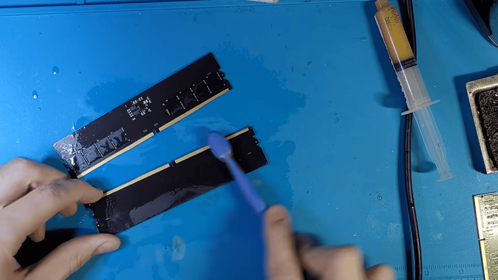 YouTuber Upgrade Gila: Ubah 32 GB DDR5 Laptop Jadi RAM Desktop Hanya dengan $175!