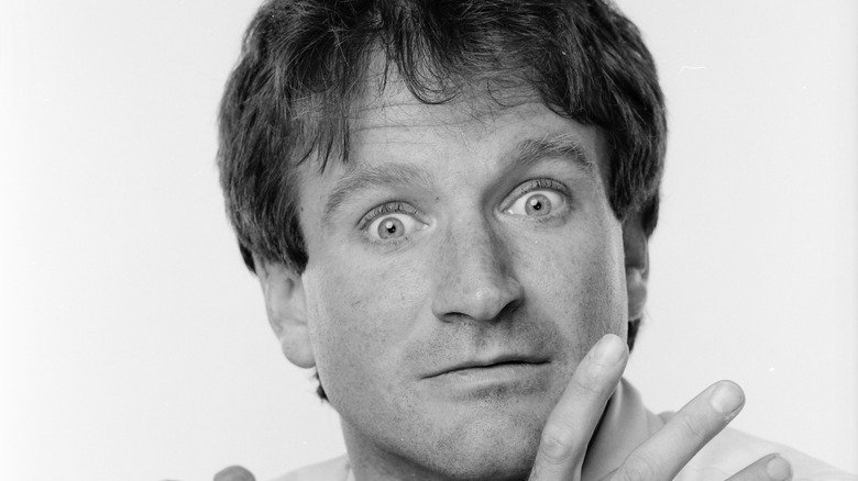 Robin Williams dengan ekspresi terkejut.
